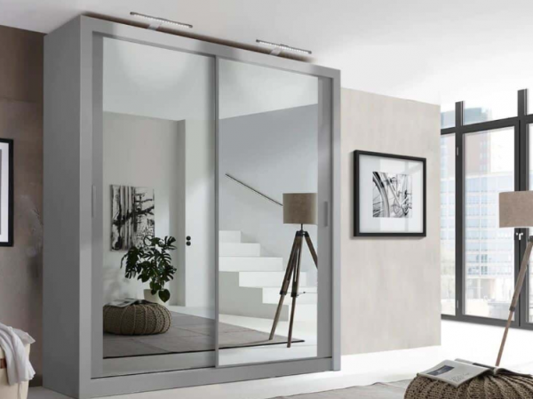 Lemari pakaian dengan pintu cermin ganda yang membuka ruangan